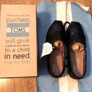 TOMS classic women’s shoe size 6
